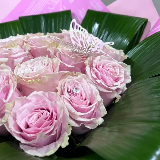 Ramo de 15 rosas rosadas con papel coreano 